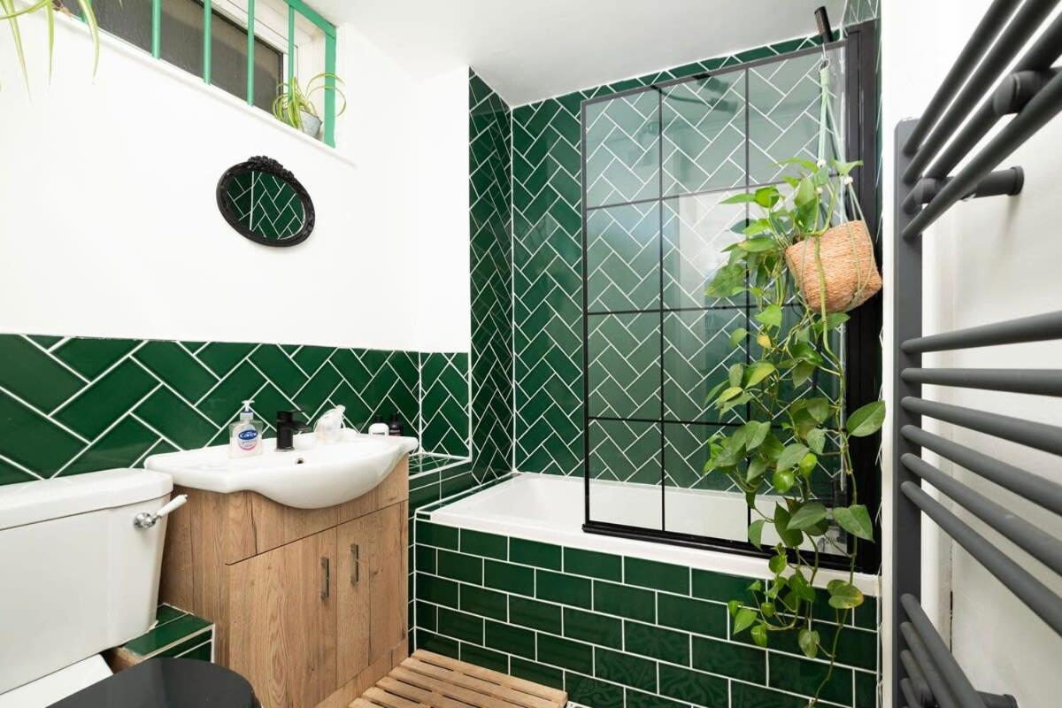 Cozy 1-bedroom Oasis With Balcony In London's Heart Londra