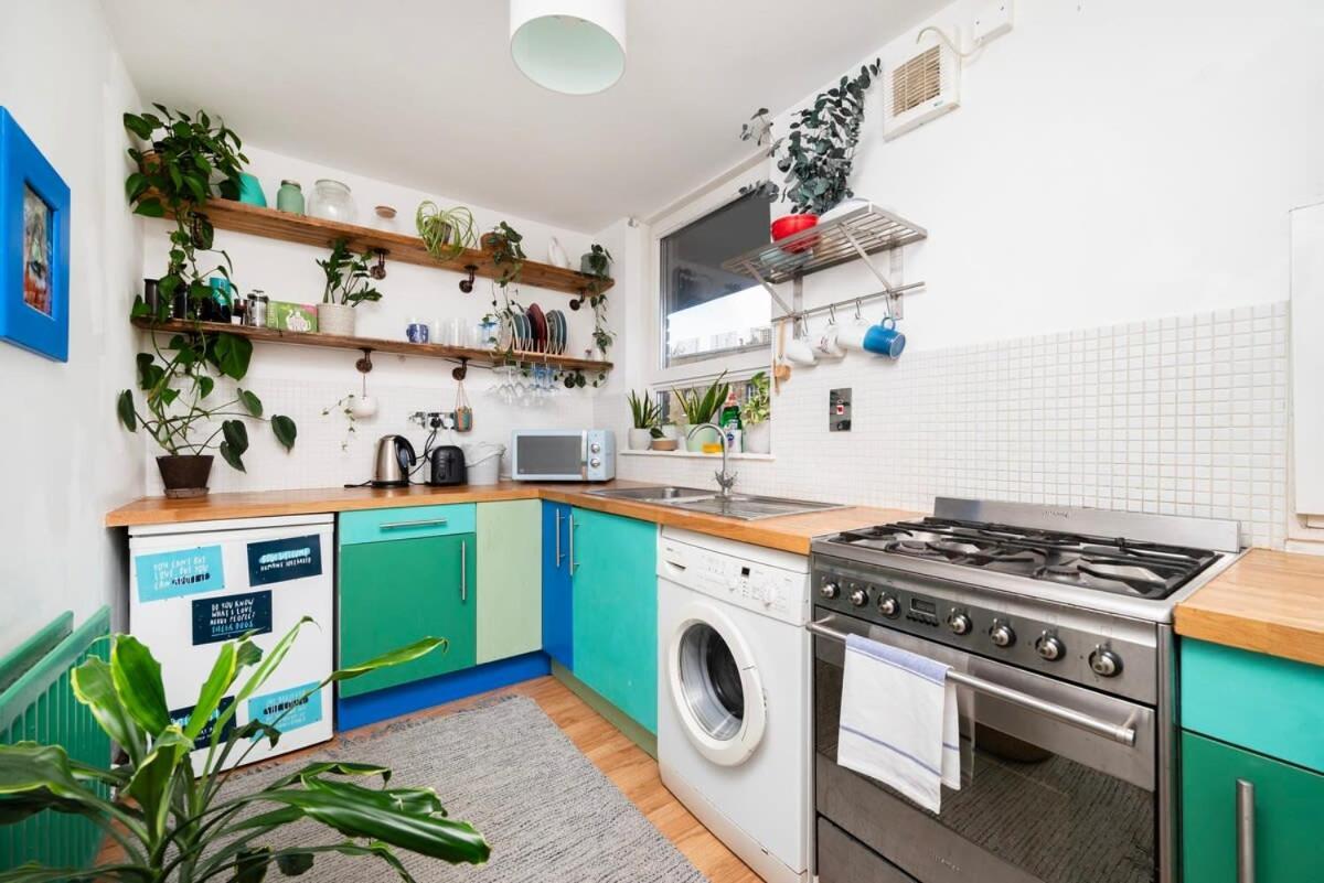 Appartamento Cozy 1-bedroom Oasis With Balcony In London's Heart *